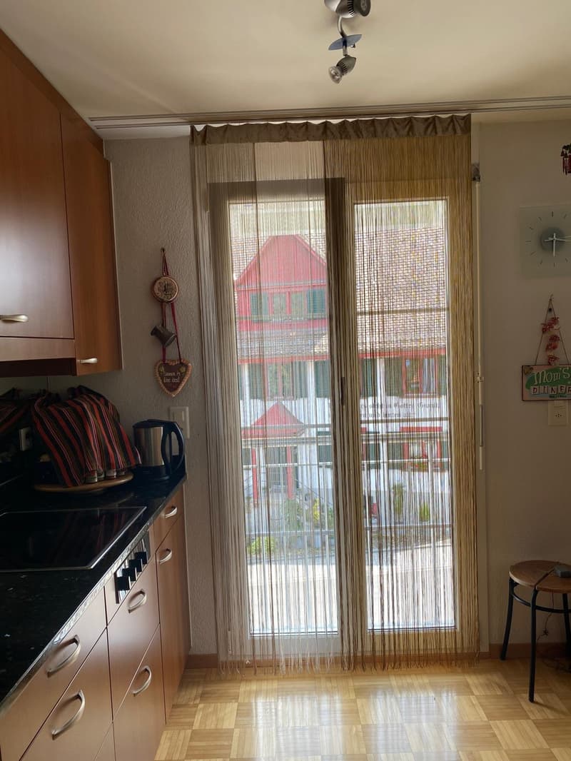 Family-friendly 5.5-room single-family house with a surrounding garden, chimney, garage, and 4 parking spaces in Unterengstringen (6)