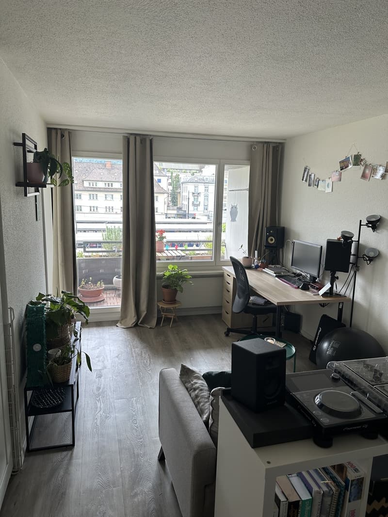 1,5-Zimmer-Wohnung gegenüber dem Bahnhof Oerlikon, 3. Stock (1)