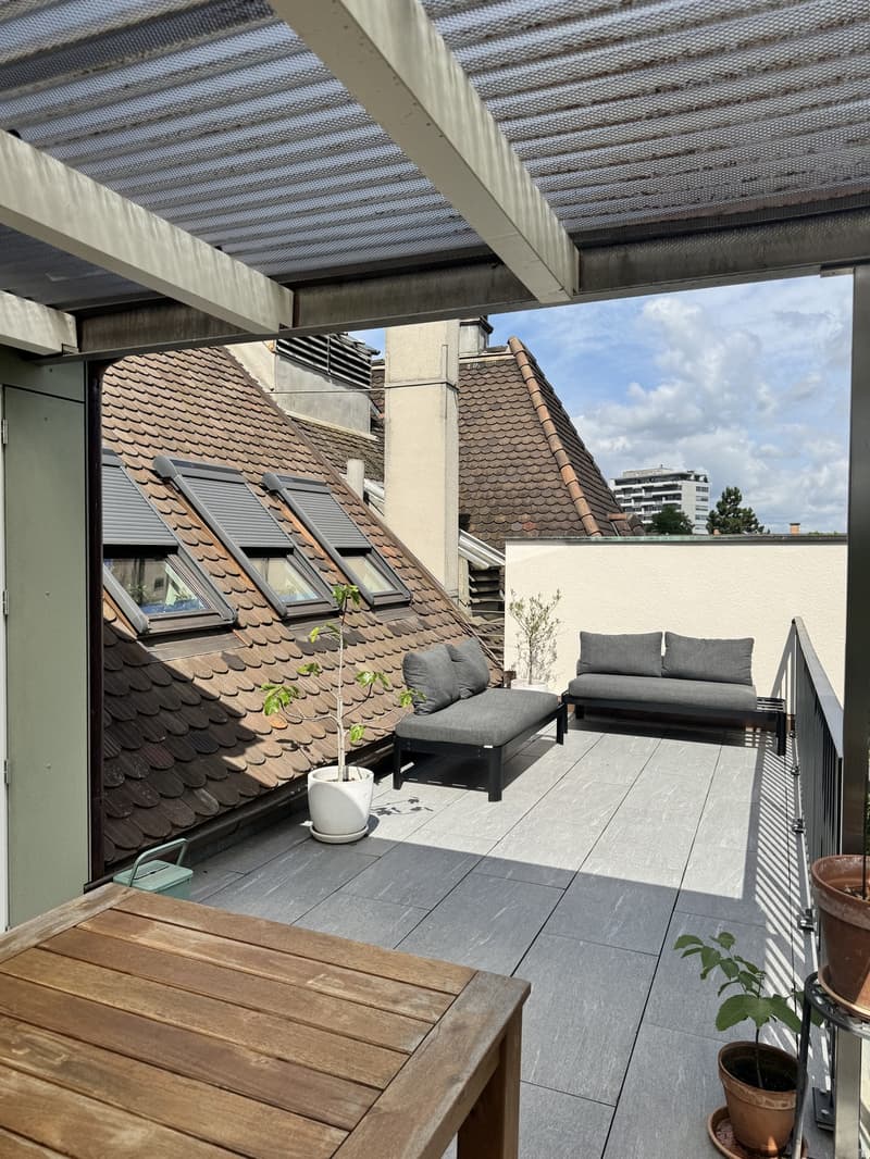 Habitation de type loft au-dessus des toits de la ville (11)