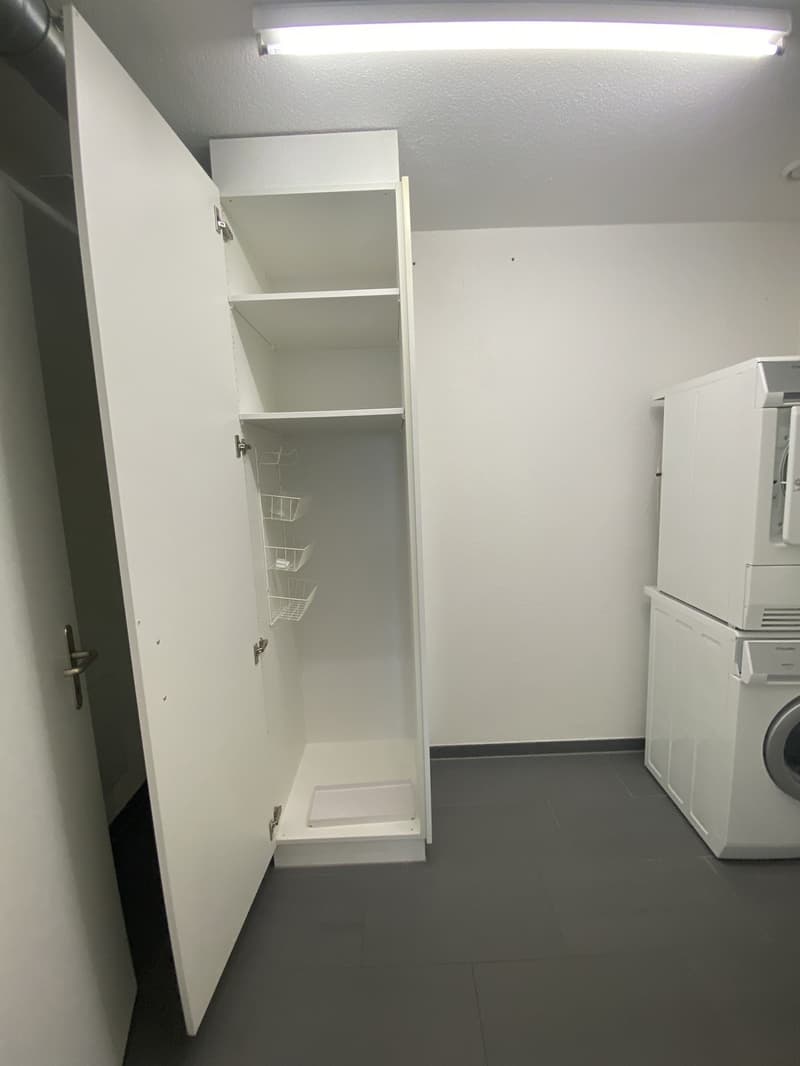 Spacious family apartment with 24 m2 large, partially glazed balcony (9)