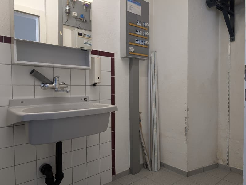 Retail Space / Showroom / Office with Shop Window on the Main Street Zunzgen, flexible use (8)