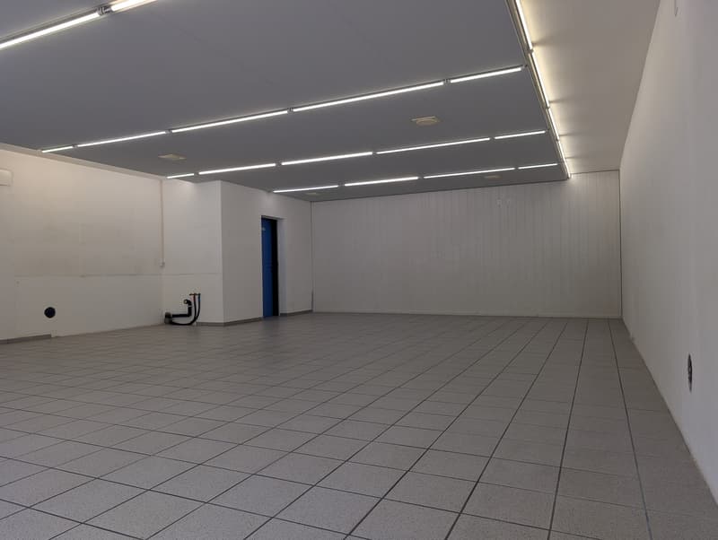 Retail Space / Showroom / Office with Shop Window on the Main Street Zunzgen, flexible use (6)