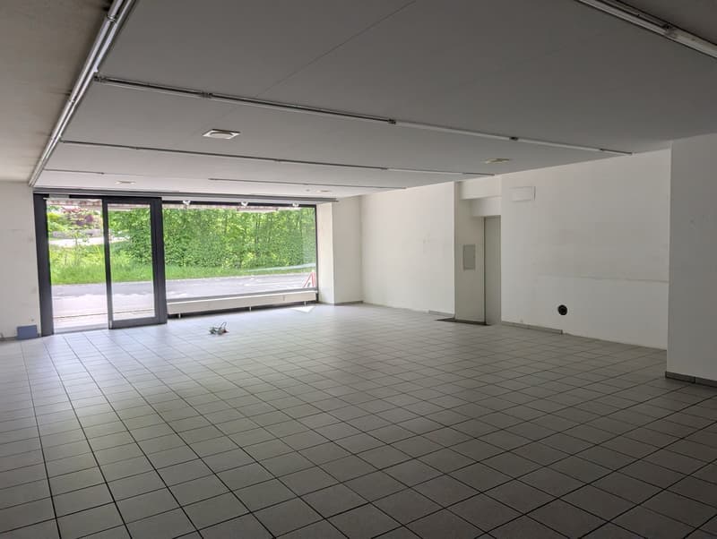 Retail Space / Showroom / Office with Shop Window on the Main Street Zunzgen, flexible use (4)