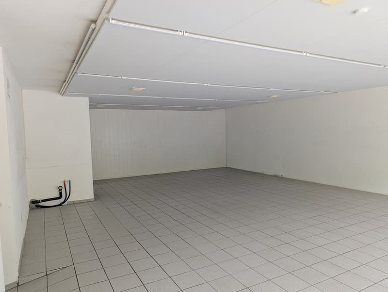 Retail Space / Showroom / Office with Shop Window on the Main Street Zunzgen, flexible use (5)