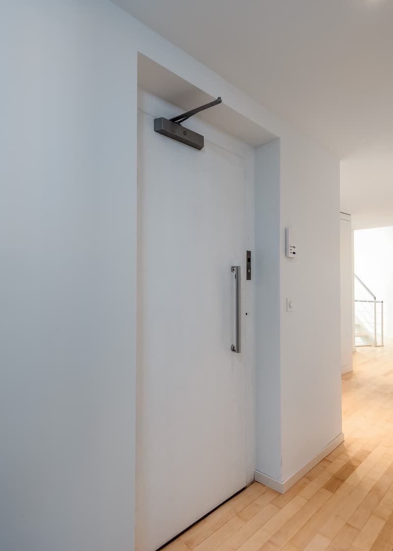 Unique Attic Duplex with Fireplace, Private Rooftop Terrace & River Views (Fully Furnished / Free Furniture!) (7)