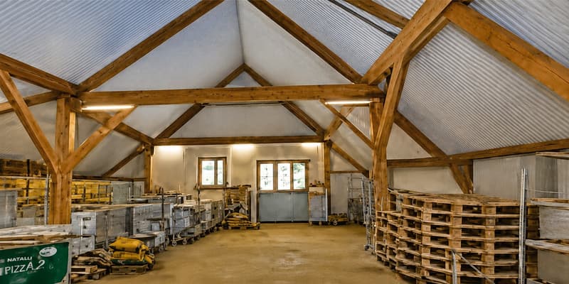 Grand local de stockage à louer (1)