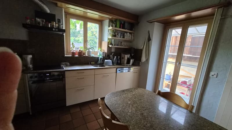 Detached house with 2 residential units, garden and outdoor parking spaces (6)