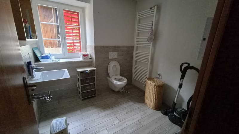 Detached house with 2 residential units, garden and outdoor parking spaces (4)