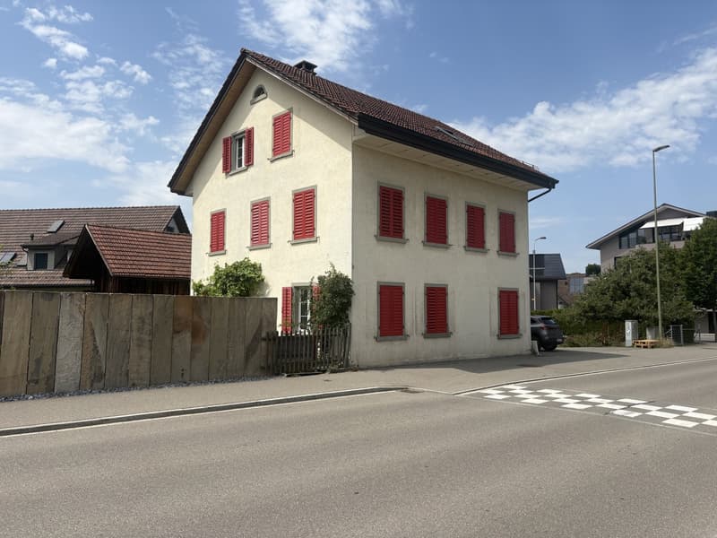 Detached house with 2 residential units, garden and outdoor parking spaces (2)