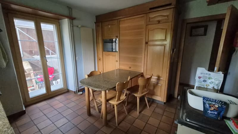 Detached house with 2 residential units, garden and outdoor parking spaces (5)