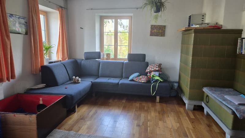 Detached house with 2 residential units, garden and outdoor parking spaces (7)
