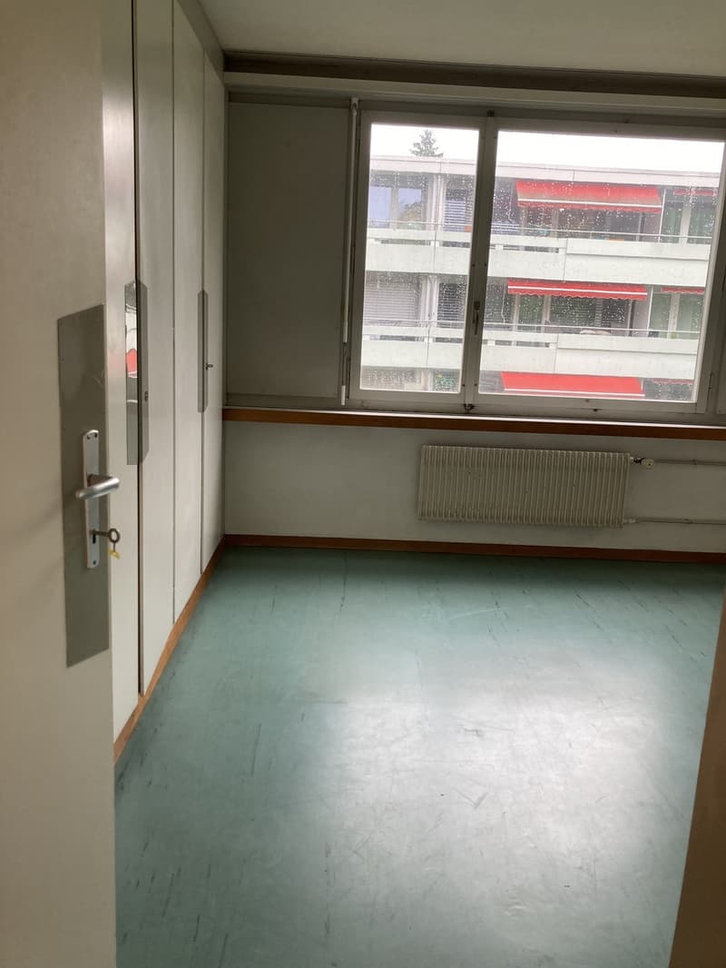 Appartamento al primo piano, 3 1/2 locali edificio storico, vicino alla stazione di Thun ristrutturato di recente. (5)
