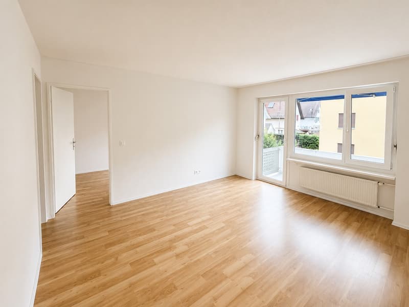 Wohnzimmer mit Balkonzugang
