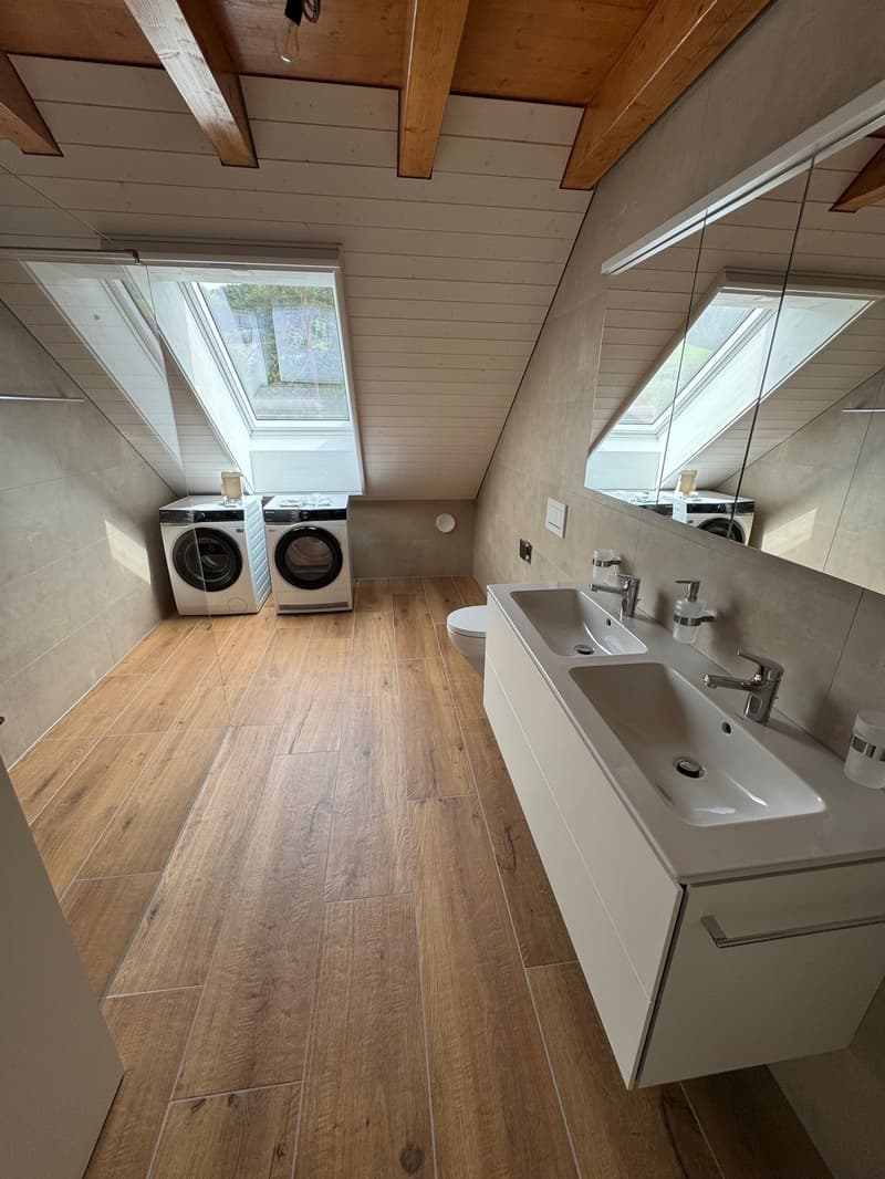 Bad mit Waschturm und Dusche