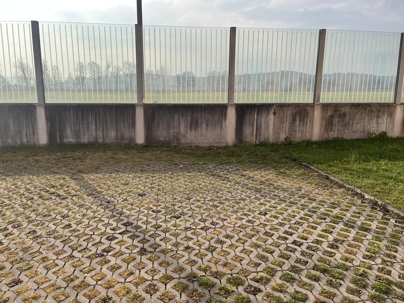 Moderne Lärmschutzwand und hochwertige 3-fach-Verglasung garantieren Ihnen absolute Ruhe in Ihren vier Wänden.
