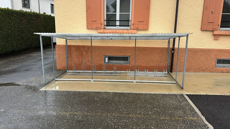 Sicher und trocken: Grosszügiger, überdachter Abstellplatz für Velos und E-Bikes direkt bei der Liegenschaft.