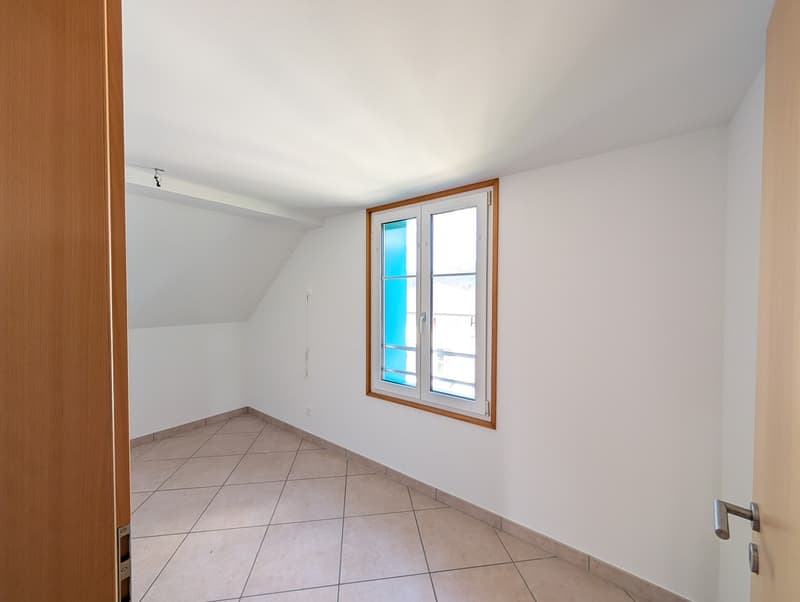 5.5-Zi-Maisonette Attika (127m²) im Zentrum: 2 min zu Bahnhof/Migros, 30min SG, 40min Zürich, mit Garten & Bergsicht (9)