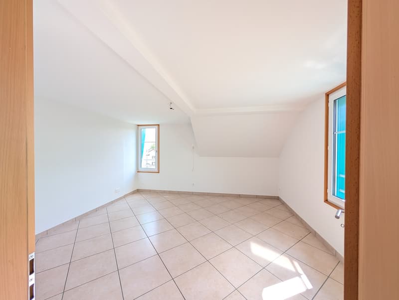 5.5-Zi-Maisonette Attika (127m²) im Zentrum: 2 min zu Bahnhof/Migros, 30min SG, 40min Zürich, mit Garten & Bergsicht (10)