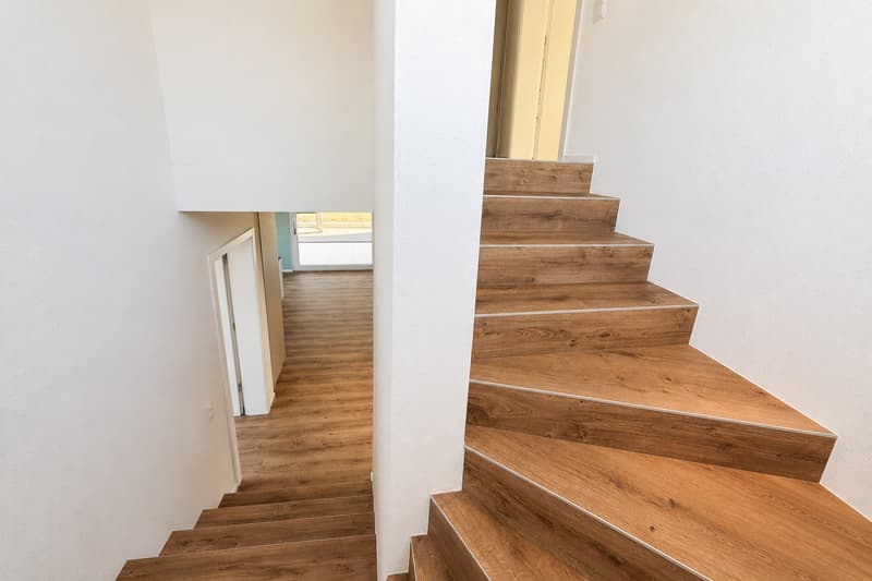 Seltene Mietgelegenheit: modernes 5.5-Zimmer-Einfamilienhaus mit Garten und Weitsicht in St. Erhard (9)