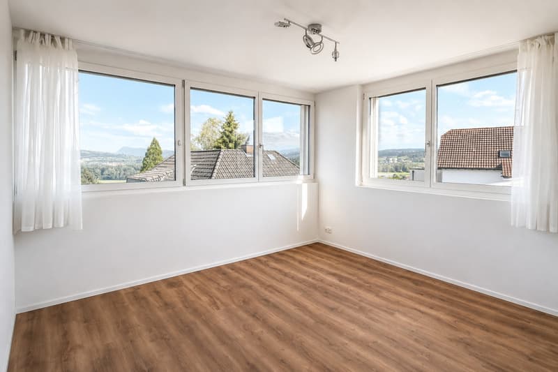 Seltene Mietgelegenheit: modernes 5.5-Zimmer-Einfamilienhaus mit Garten und Weitsicht in St. Erhard (11)