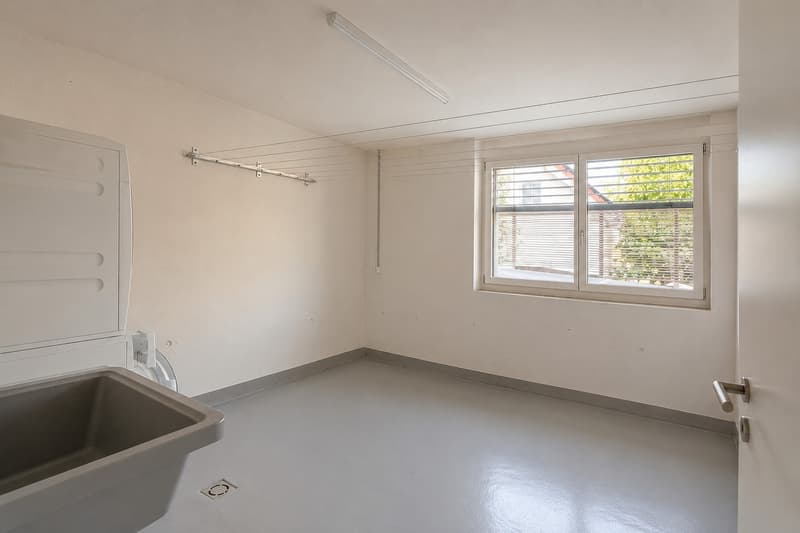 Seltene Mietgelegenheit: modernes 5.5-Zimmer-Einfamilienhaus mit Garten und Weitsicht in St. Erhard (12)