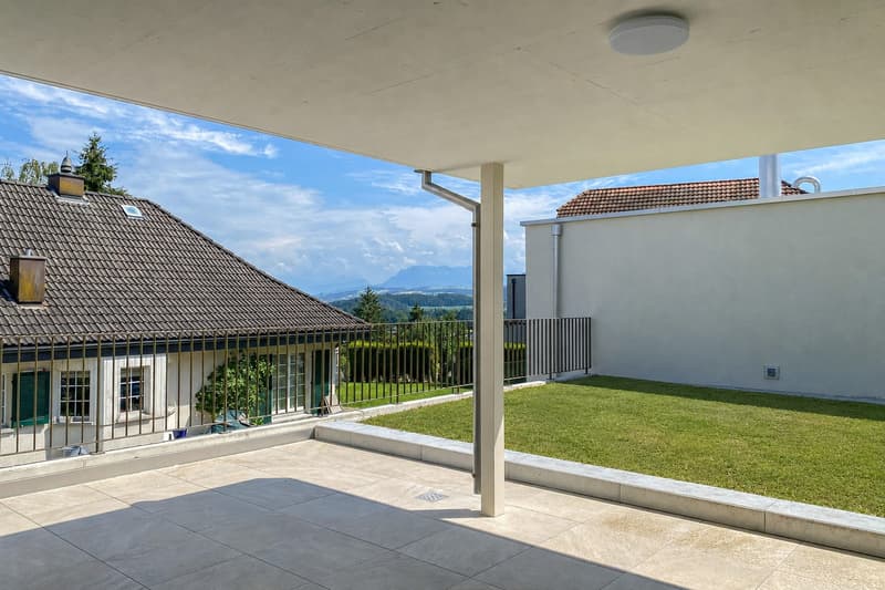 Seltene Mietgelegenheit: modernes 5.5-Zimmer-Einfamilienhaus mit Garten und Weitsicht in St. Erhard (5)