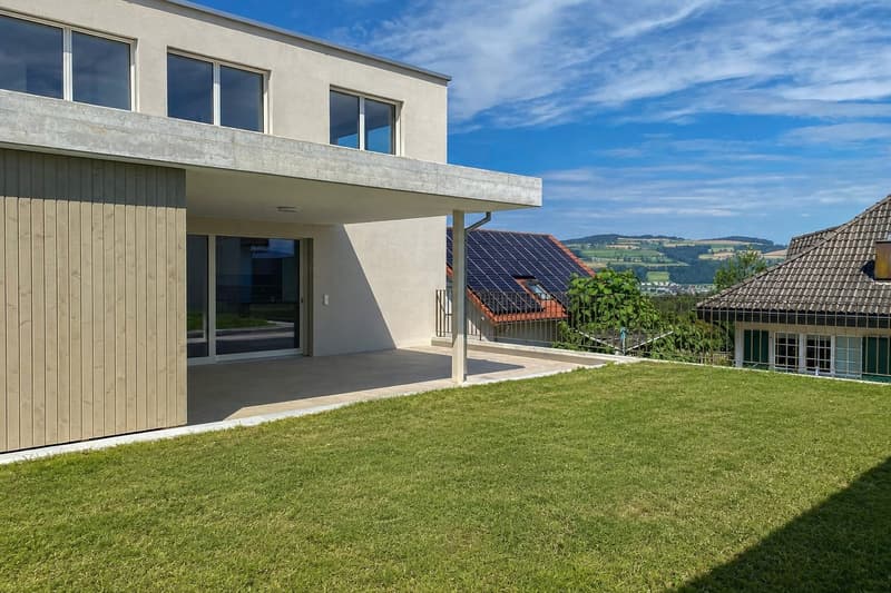 Seltene Mietgelegenheit: modernes 5.5-Zimmer-Einfamilienhaus mit Garten und Weitsicht in St. Erhard (2)