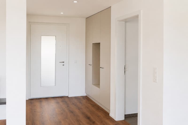 Seltene Mietgelegenheit: modernes 5.5-Zimmer-Einfamilienhaus mit Garten und Weitsicht in St. Erhard (8)