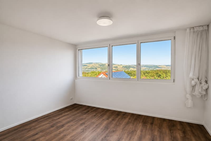 Seltene Mietgelegenheit: modernes 5.5-Zimmer-Einfamilienhaus mit Garten und Weitsicht in St. Erhard (12)