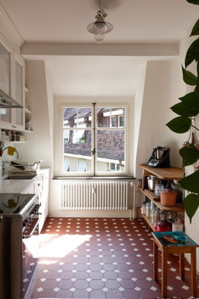 Lichtdurchfluteter 1910er Altbau im Kreis 5: 4 Zimmer, Balkon, Bad & Küche im englischen Landhausstil. (11)