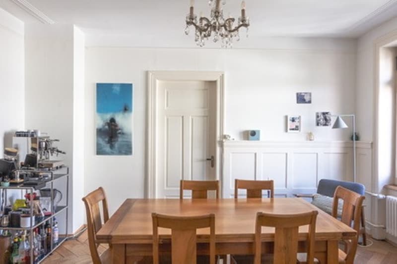 Lichtdurchfluteter 1910er Altbau im Kreis 5: 4 Zimmer, Balkon, Bad & Küche im englischen Landhausstil. (4)