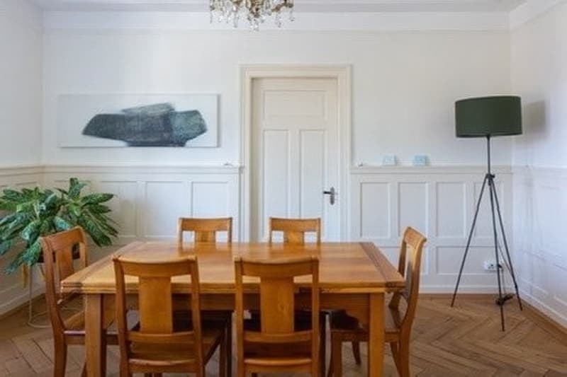 Lichtdurchfluteter 1910er Altbau im Kreis 5: 4 Zimmer, Balkon, Bad & Küche im englischen Landhausstil. (1)