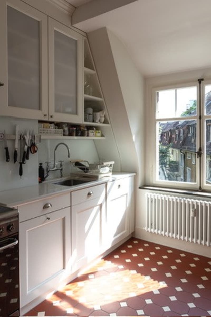 Lichtdurchfluteter 1910er Altbau im Kreis 5: 4 Zimmer, Balkon, Bad & Küche im englischen Landhausstil. (3)