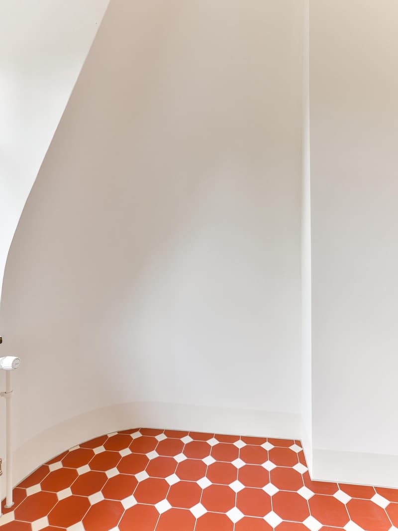 Lichtdurchfluteter 1910er Altbau im Kreis 5: 4 Zimmer, Balkon, Bad & Küche im englischen Landhausstil. (12)