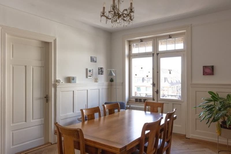 Lichtdurchfluteter 1910er Altbau im Kreis 5: 4 Zimmer, Balkon, Bad & Küche im englischen Landhausstil. (7)