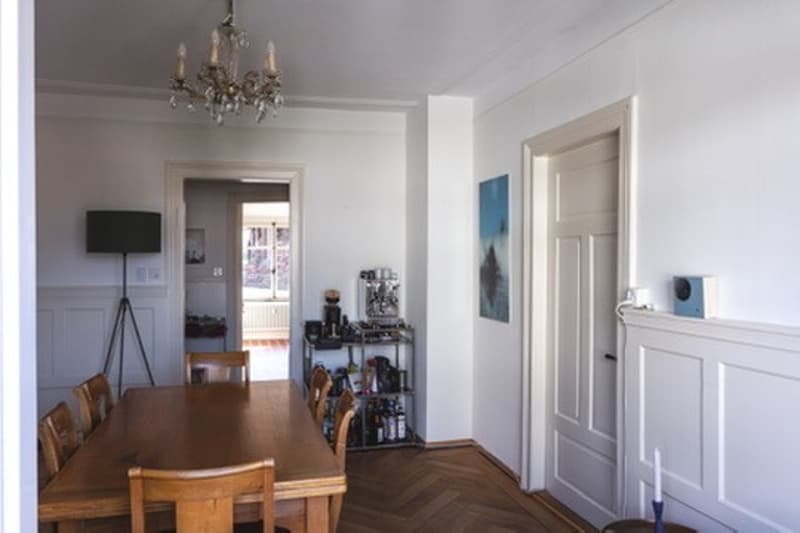 Lichtdurchfluteter 1910er Altbau im Kreis 5: 4 Zimmer, Balkon, Bad & Küche im englischen Landhausstil. (6)