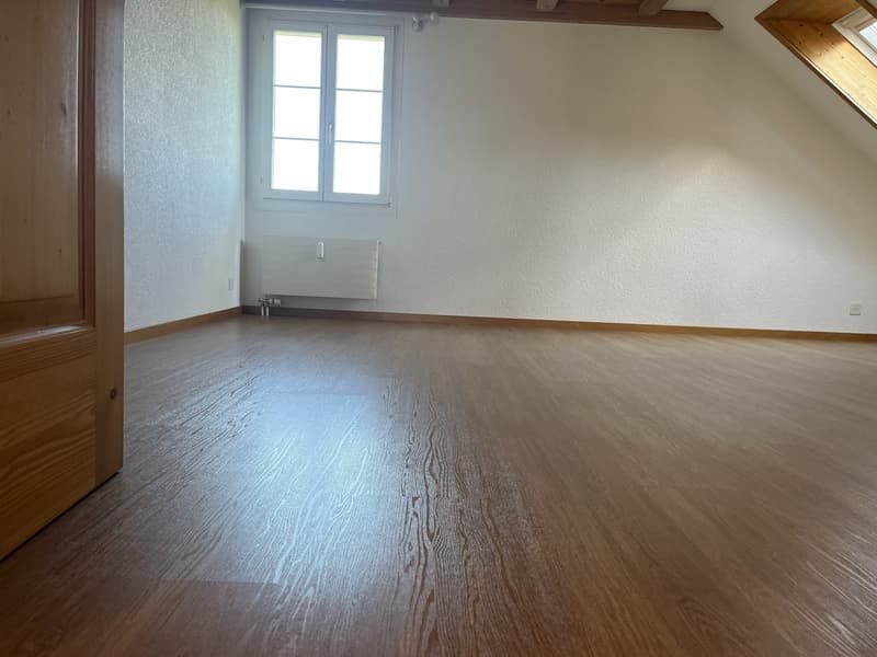 Charmantes Zimmer mit Dachschrägen ideal als Schlaf- oder Arbeitsbereich