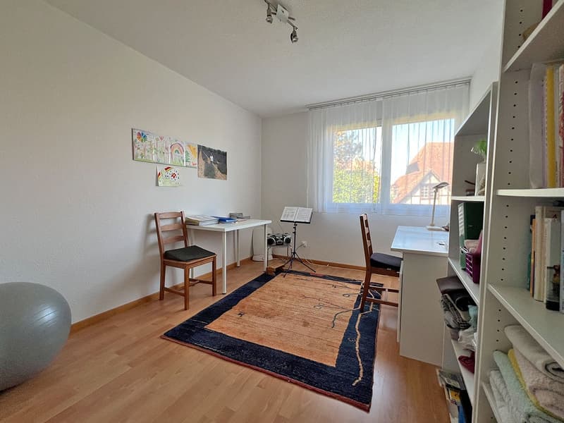 Reihen-Eckhaus mit Einstellhallenplatz und PV-Anlage (10)