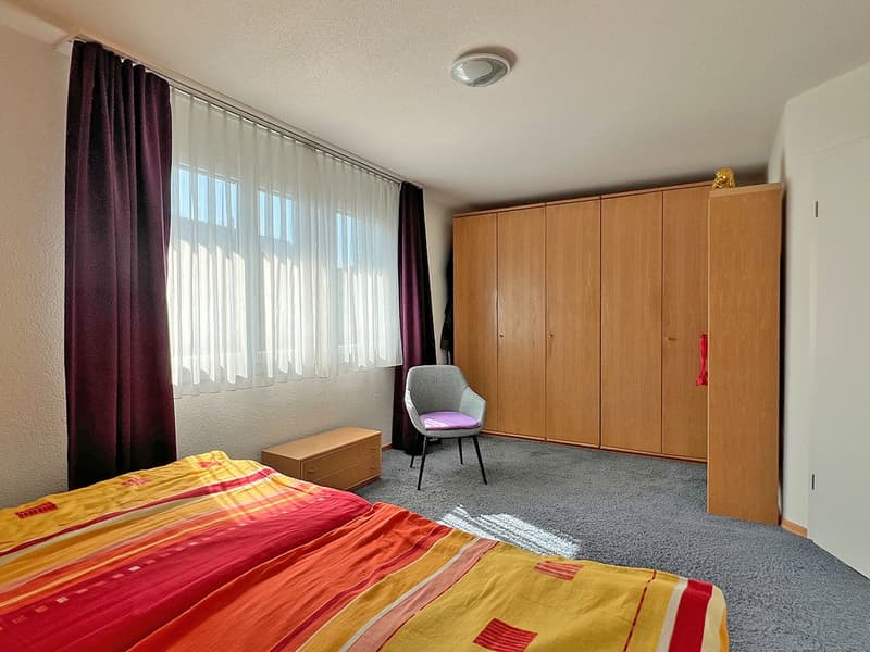 Reihen-Eckhaus mit Einstellhallenplatz und PV-Anlage (9)