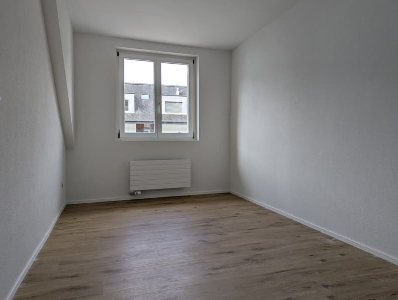 Helle, grosszügige 4-Zimmerwohnung mit wunderbarer Aussicht (4)