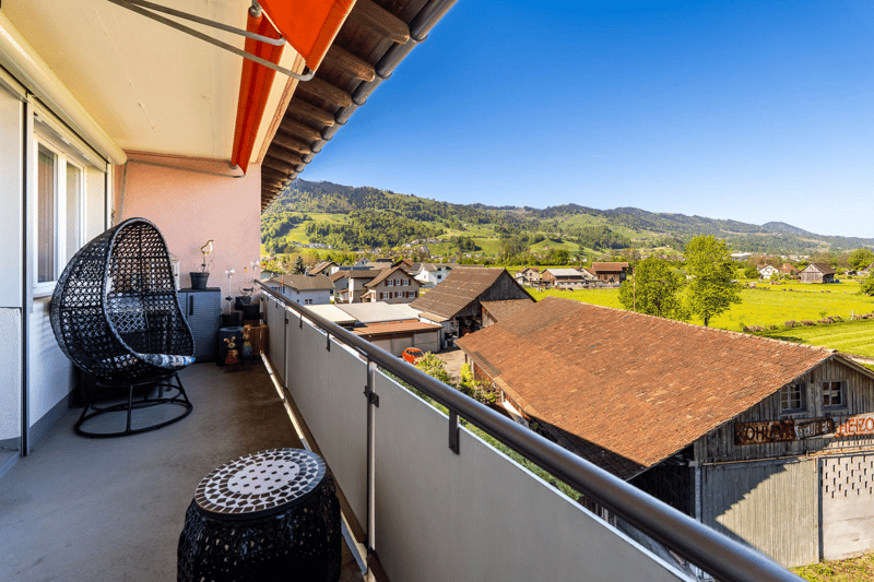 Helle 3.5-Zimmerwohnung mit Balkon und Weitblick (2)