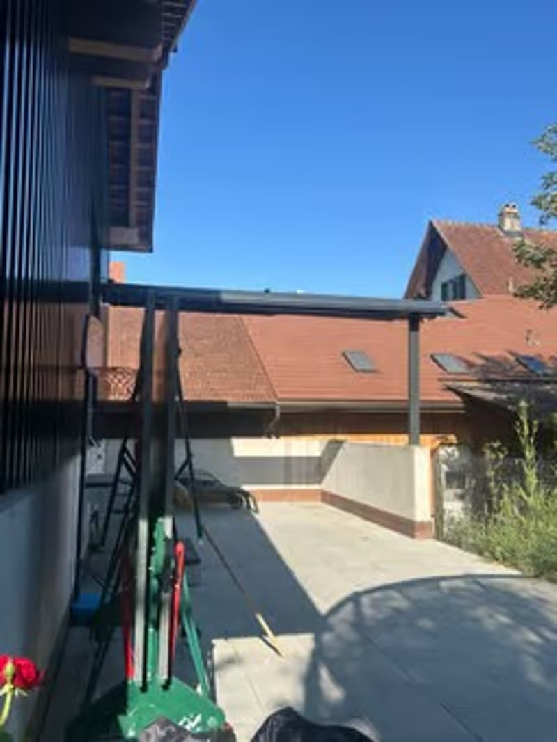 Gartensitzplatz mit elektrischen Markise