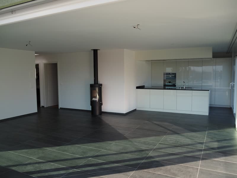 Exklusive, 3.5 Zimmer Wohnung nach Eigentumsstandard mit Sicht auf die Berge (2)