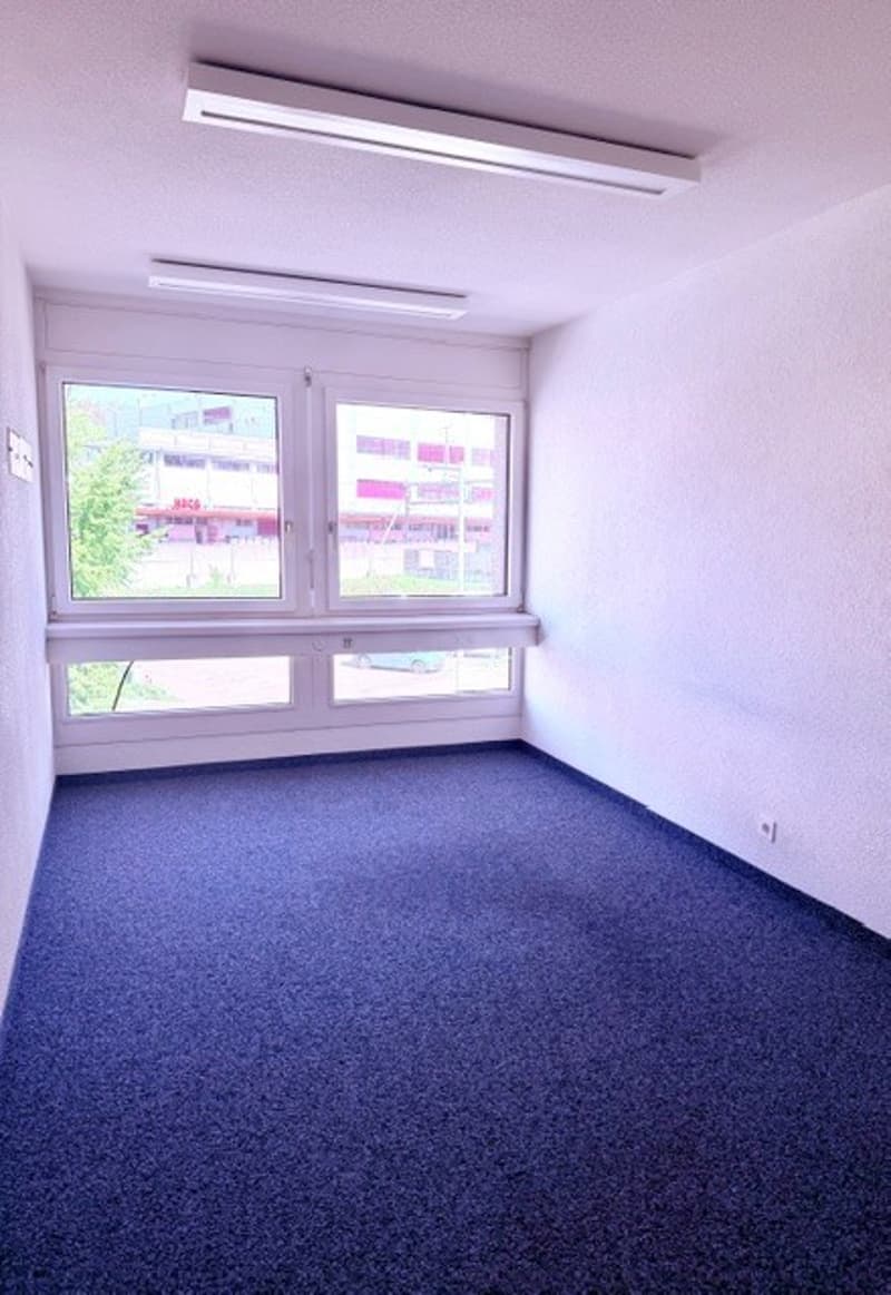 Wir vermieten attraktive und praktische Büroräumlichkeiten in Gümligen. (9)