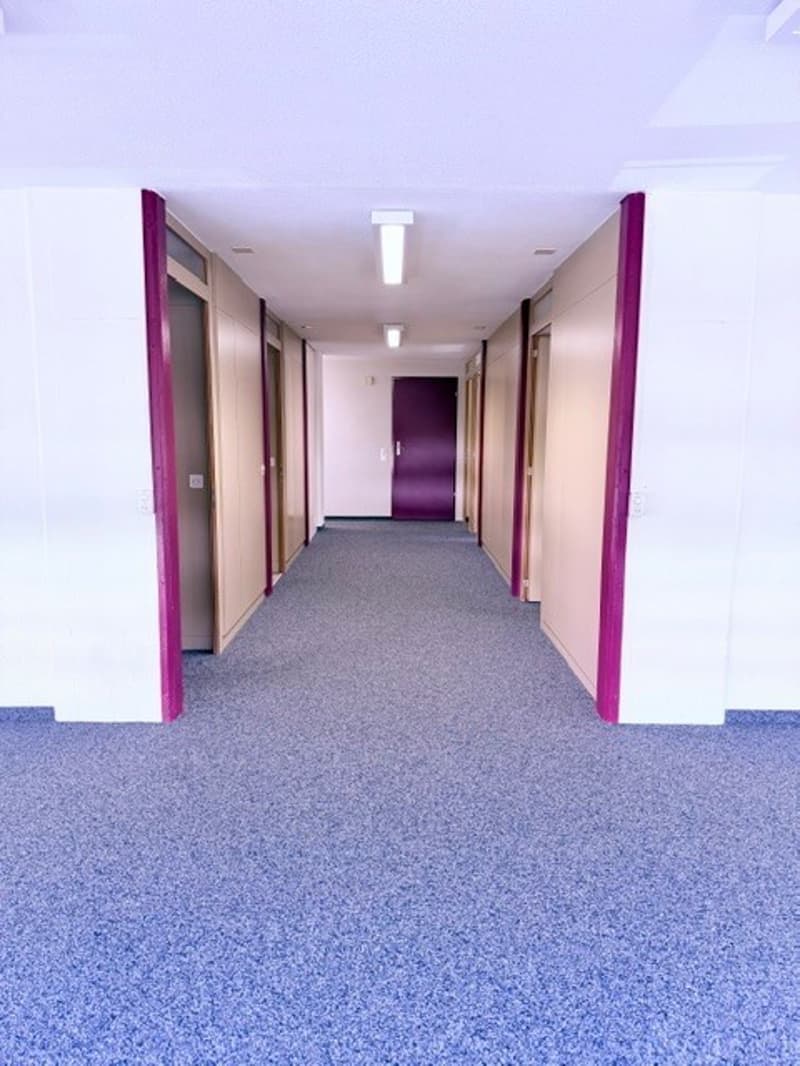 Wir vermieten attraktive und praktische Büroräumlichkeiten in Gümligen. (5)