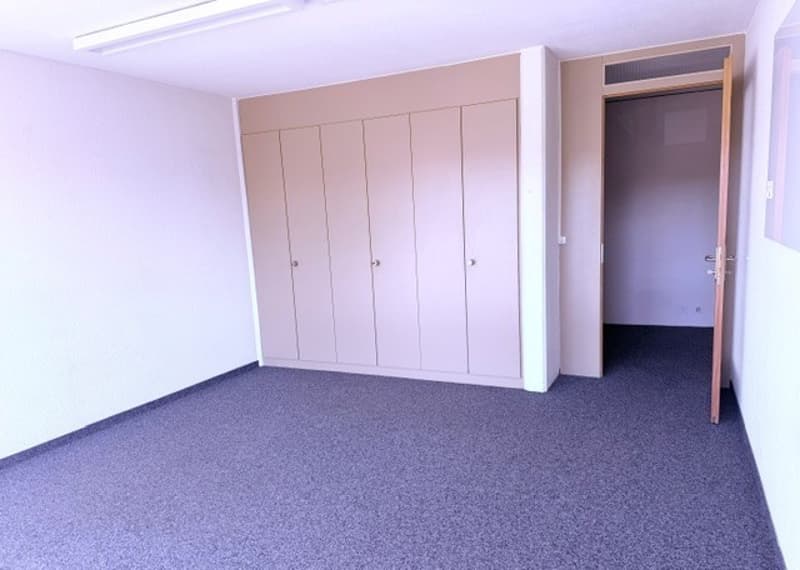 Wir vermieten attraktive und praktische Büroräumlichkeiten in Gümligen. (8)
