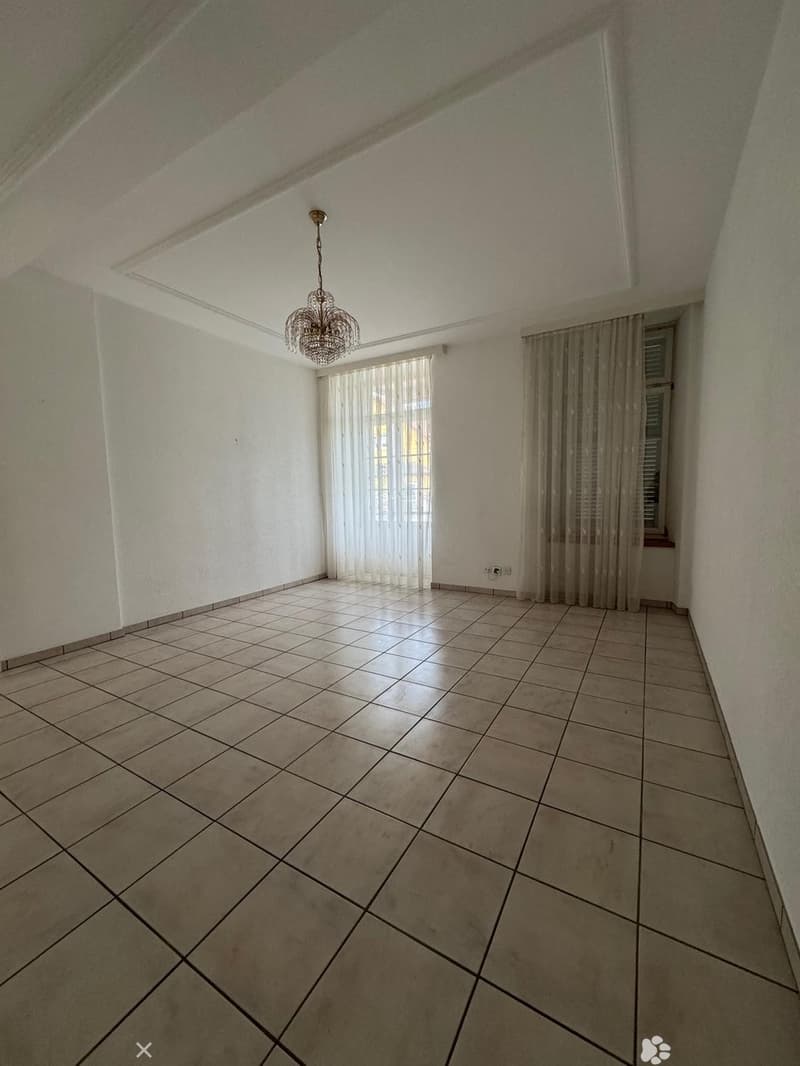 Grosszügige 3½-Zimmer-Wohnung mit Balkon und Parkplatz inklusive in Biel / Spacious 3.5-Room Apartment with Balcony and Paking included in Biel (2)
