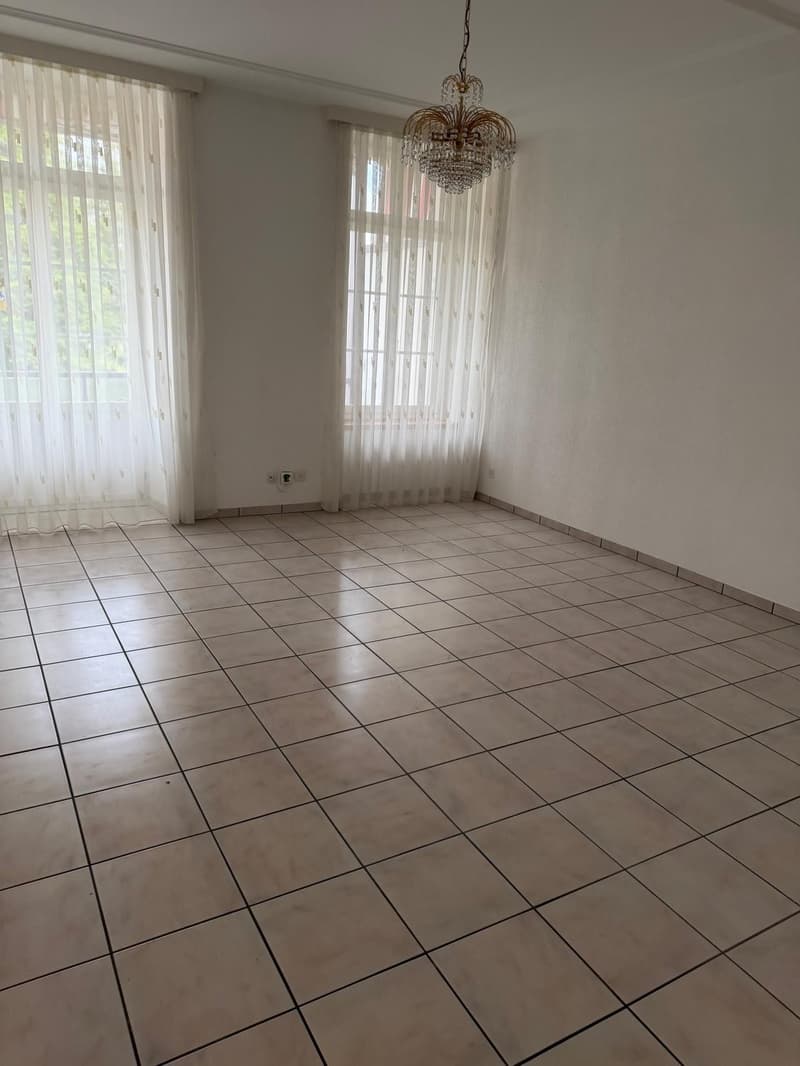 Grosszügige 3½-Zimmer-Wohnung mit Balkon und Parkplatz inklusive in Biel / Spacious 3.5-Room Apartment with Balcony and Paking included in Biel (8)
