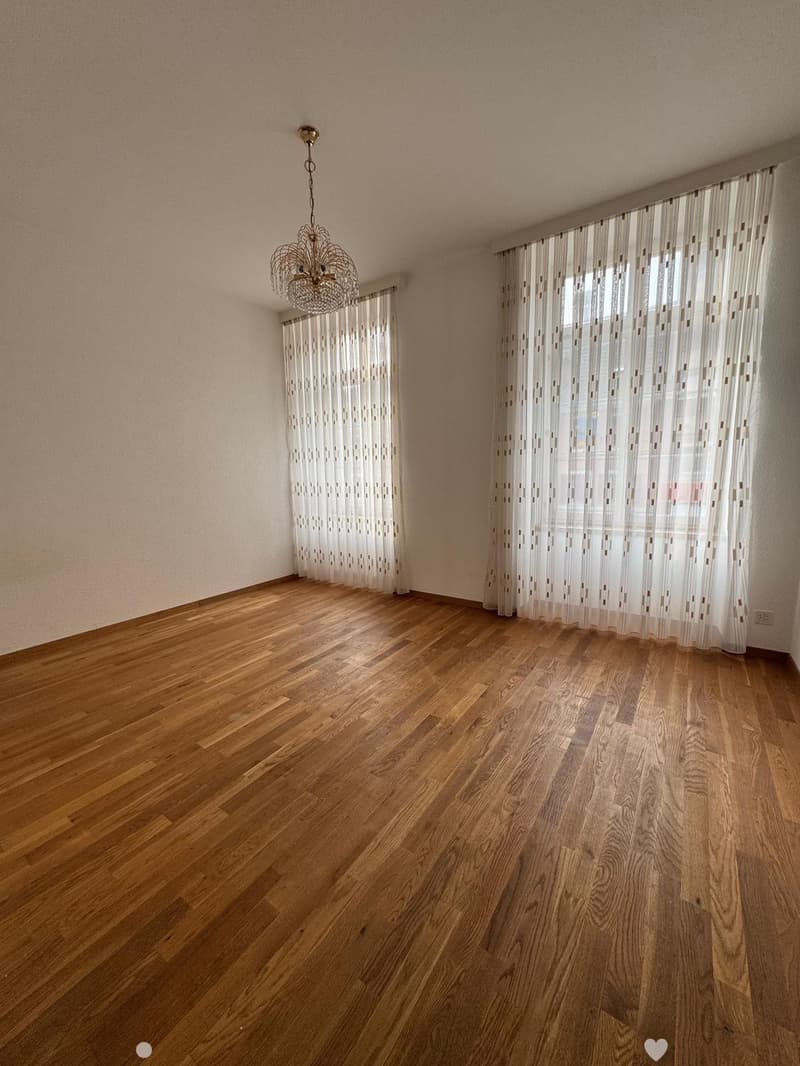 Grosszügige 3½-Zimmer-Wohnung mit Balkon und Parkplatz inklusive in Biel / Spacious 3.5-Room Apartment with Balcony and Paking included in Biel (1)
