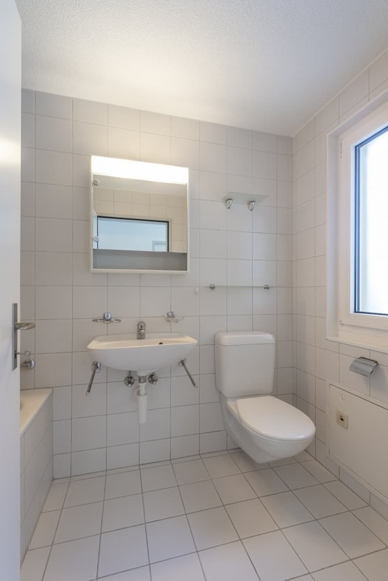 Nasszelle mit Bad und WC - Musterfoto